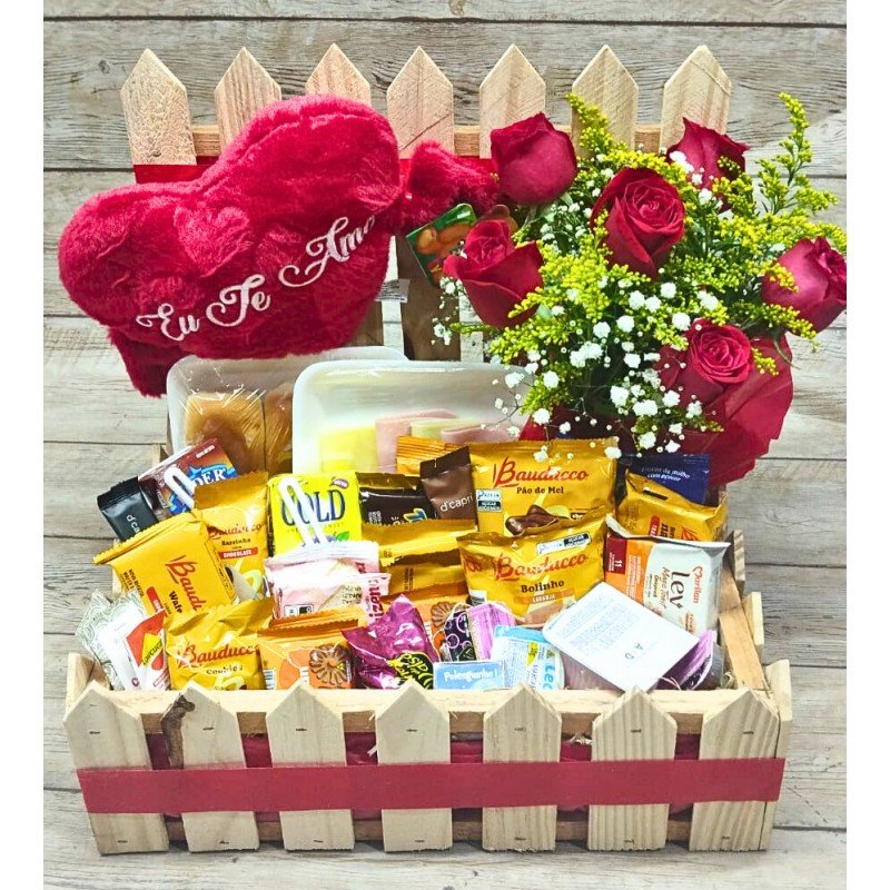 Cesta de Café Cerquinha Especial c/ 40 itens + Coração + Arranjo de Rosas